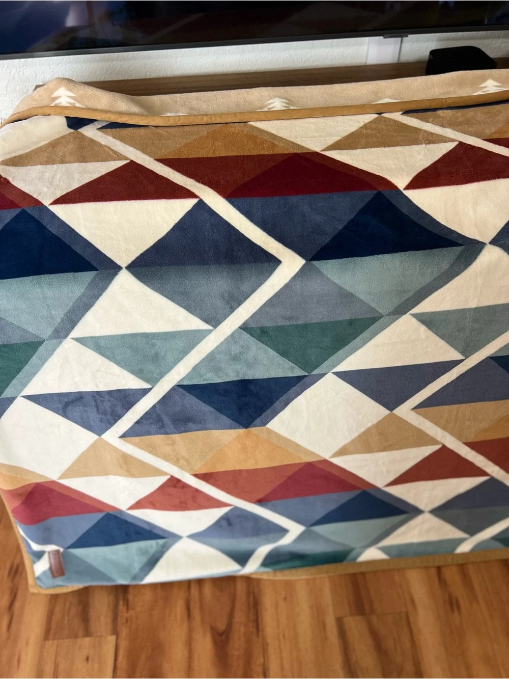 Pendleton Geometric Triangle Pattern Throw Blanket - Picture 2 of 10